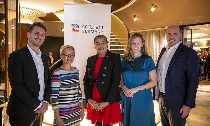 From left to right: State Secretary Paul Höller, Christin Schack, U.S. Consul General Preeti V. Shah, Sydney Schüler, Daniel Andrich                  