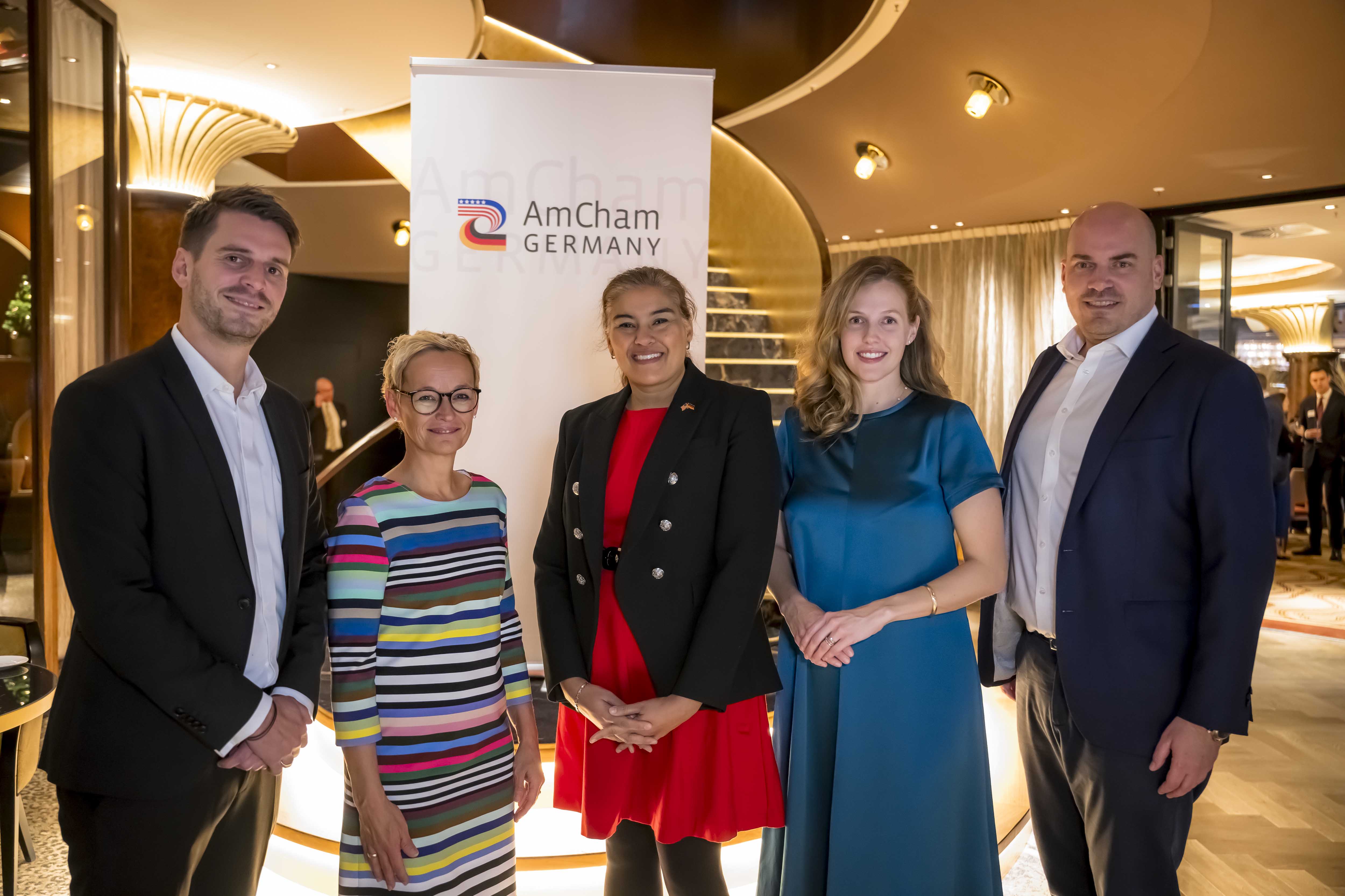 From left to right: State Secretary Paul Höller, Christin Schack, U.S. Consul General Preeti V. Shah, Sydney Schüler, Daniel Andrich                  